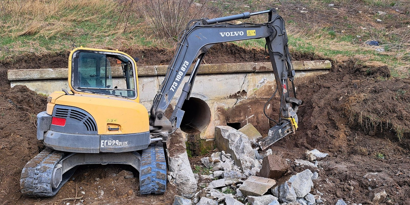 Pásový bagr Volvo ECR88 Plus
